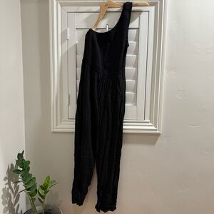 3/$10 🛒🛍️ Zesica Black One Shoulder Jumpsuit with Pockets - Size Medium